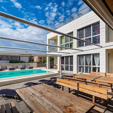 Family-friendly With Swimming Pool - 23976 Апартаменты Вир