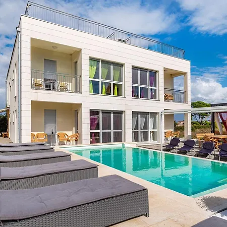 Family-friendly With Swimming Pool - 23976 Апартаменты