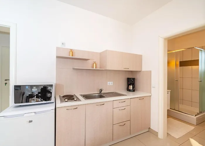 Апартаменты Family-friendly With Swimming Pool - 23976 Вир