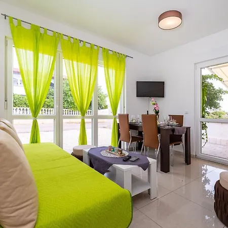 Family-friendly With Swimming Pool - 23976 Apartment