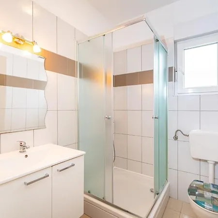 Family-friendly With Swimming Pool - 23976 Apartment Vir
