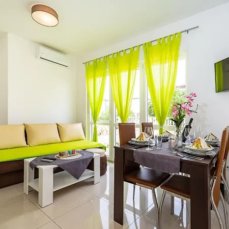 Apartment Family-friendly With Swimming Pool - 23976