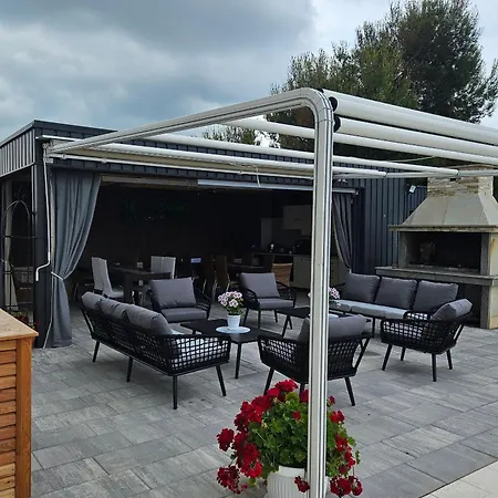 Family-friendly With Swimming Pool - 23976 Daire