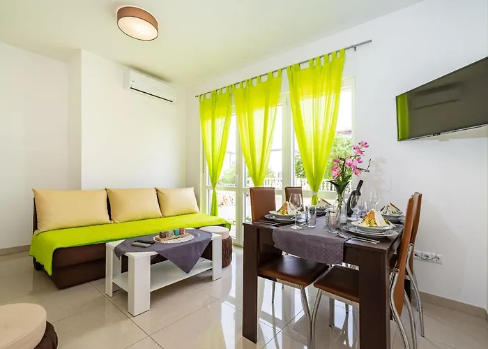 Apartment Family-friendly With Swimming Pool - 23976